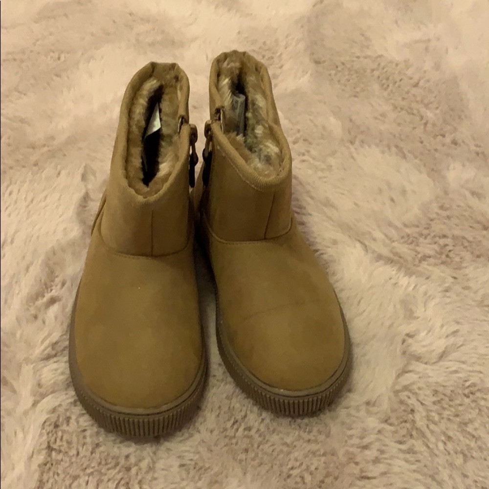 Girl boots- never worn- faux fur